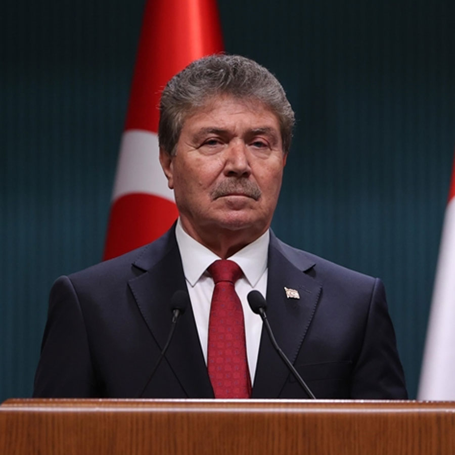 Güney Kıbrıs'tan alçak hareket! Türk bayraklarını yaktılar! KKTC Başbakanı Üstel'den jet hızında açıklama geldi