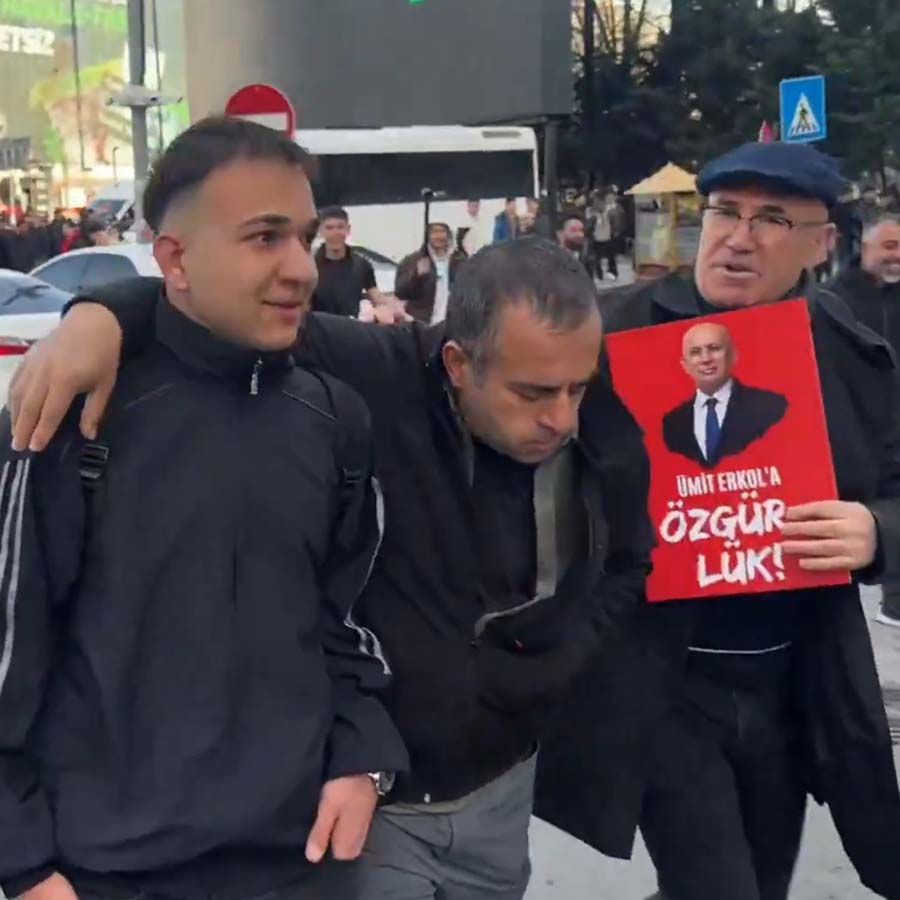 CHP'li Mahmut Tanal vatandaşa salça oldu: ''Sen MİT personelisin!'', MİT’çi olsa ifşa mı edecektiniz?
