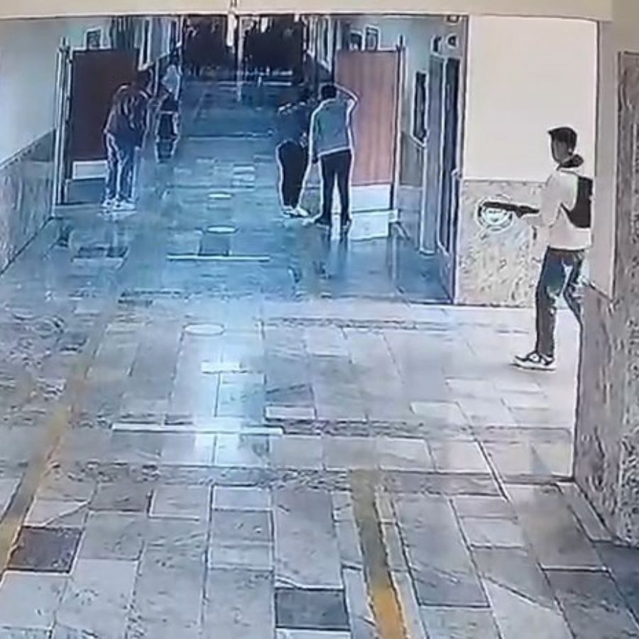Şanlıurfa'daki lisede pompalı tüfek saldırısı! Saldırının ilk anları kameraya yansıdı! Öğrenciler panikle kaçışıyor: İşte o anlar...
