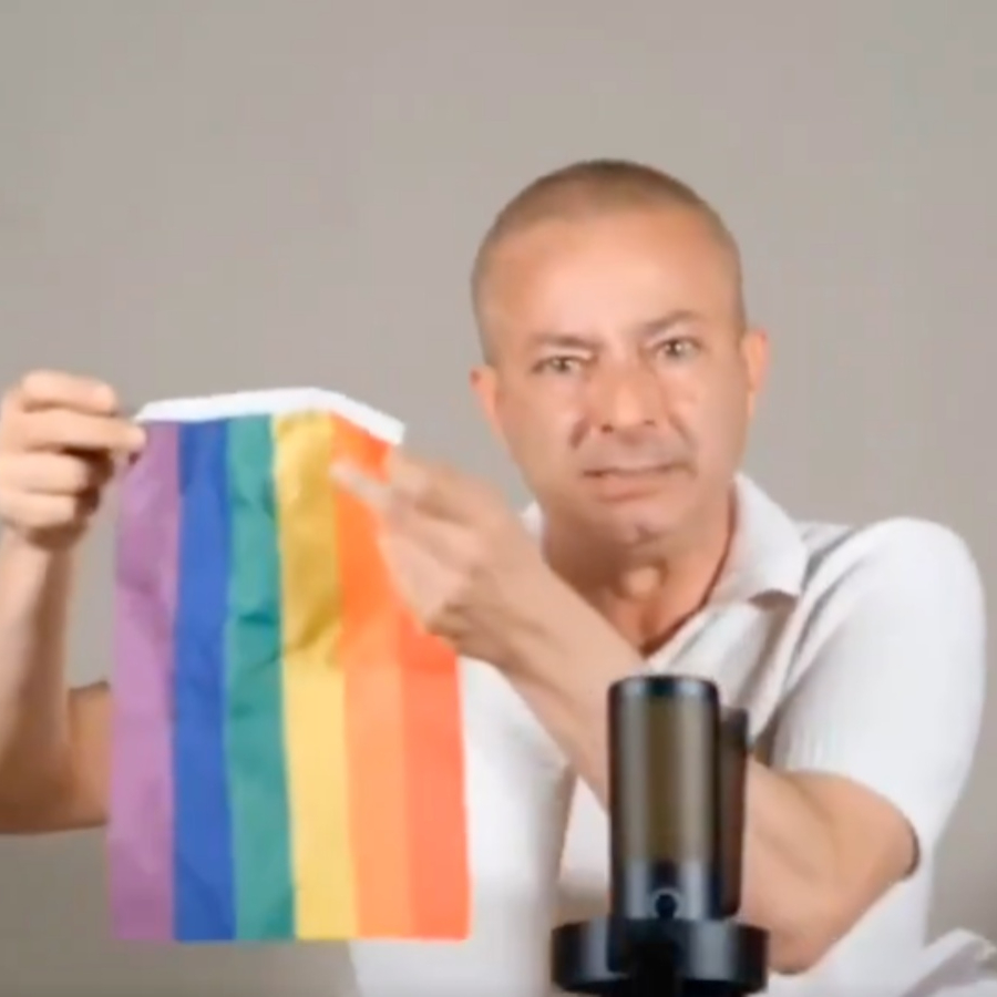 LGBT bayrağıyla AK Parti'ye sataştı... TİP'li LBGT savunucusu İrfan Değirmenci: Size parmak sallarım!