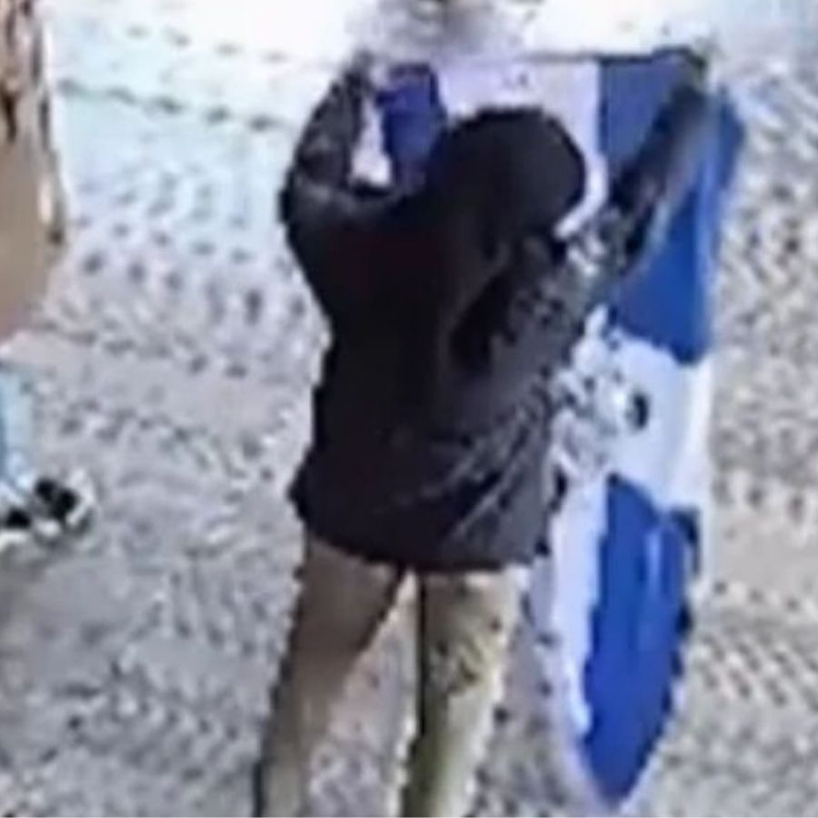 Ayasofya Camii'nde Yunan turist provokasyonu! "Ya Ortodoks ol ya da öl" yazılı Bizans bayrağı açtı