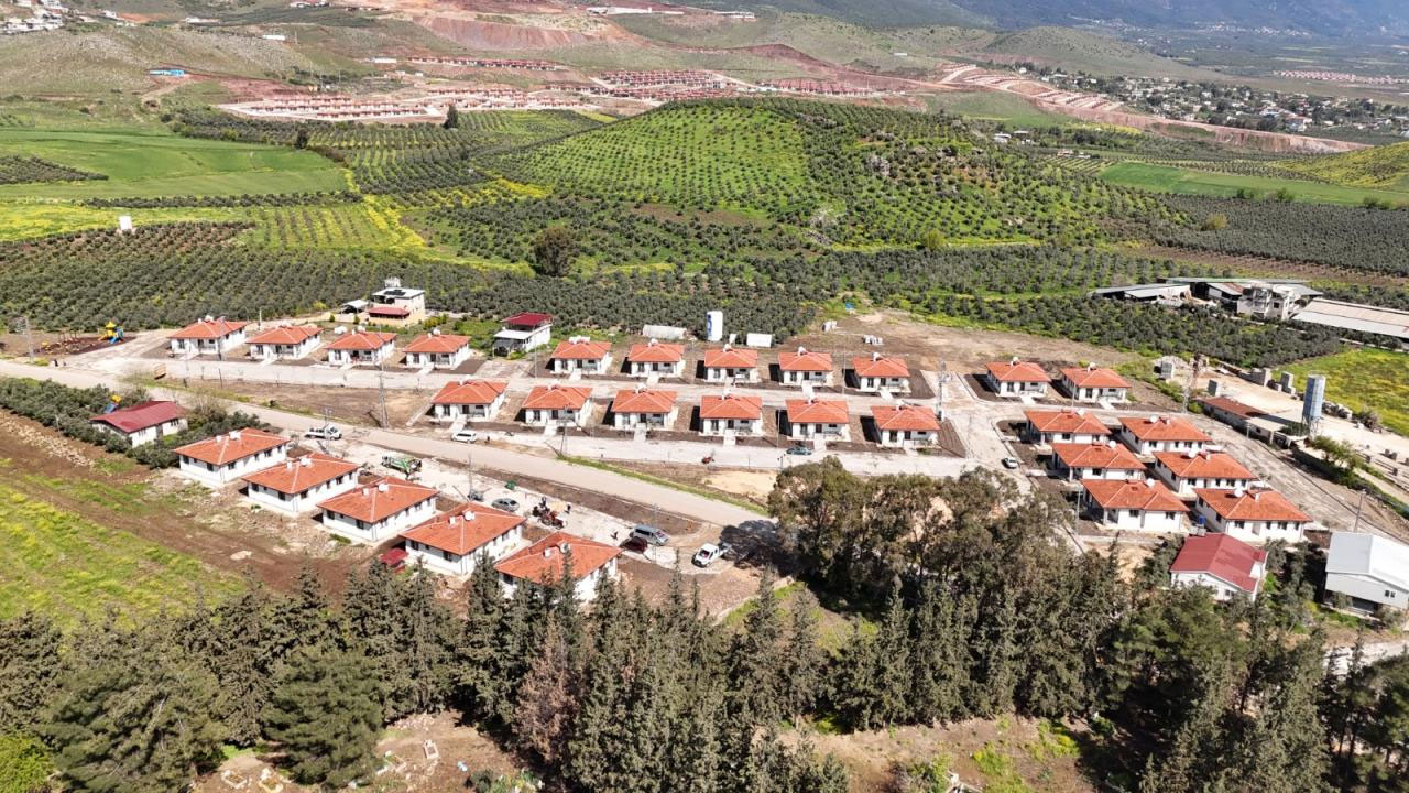 Hatay'ın Kırıkhan ilçesinde 28 köy evi depremzedelere teslim edildi