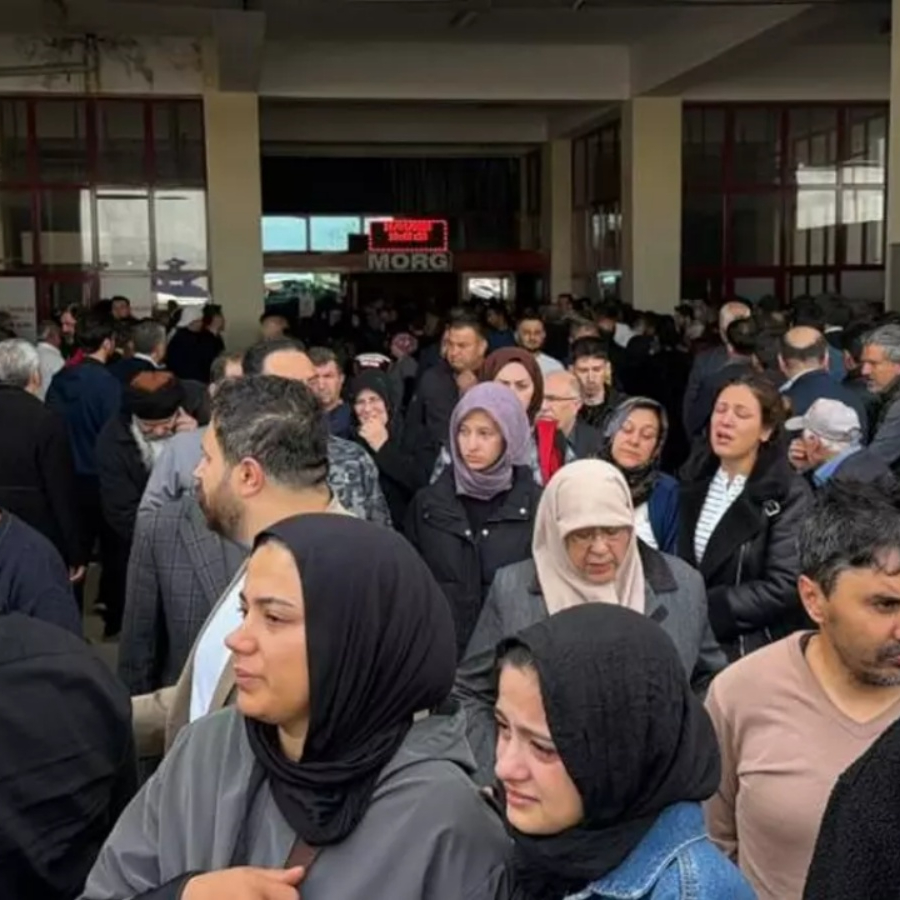 Kahramanmaraş’ta güle oynaya okula gönderdikleri yavrularına gözyaşlarıyla veda ediyorlar... Morgda sıra sıra isimleri okundu