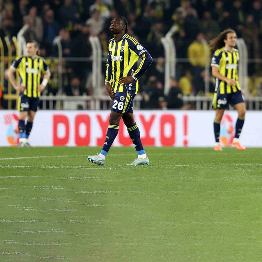 Fenerbahçe'de tarihi temizlik: 12 futbolcuyla sezon sonu yollar ayrılıyor! İşte isim isim ayrılık listesi