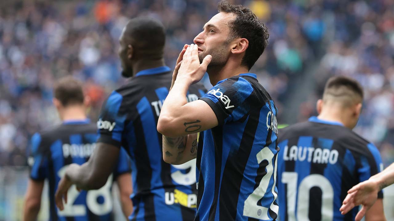 Inter Cagliari'yi farklı geçti, adım adım şampiyonluğa koşuyor
