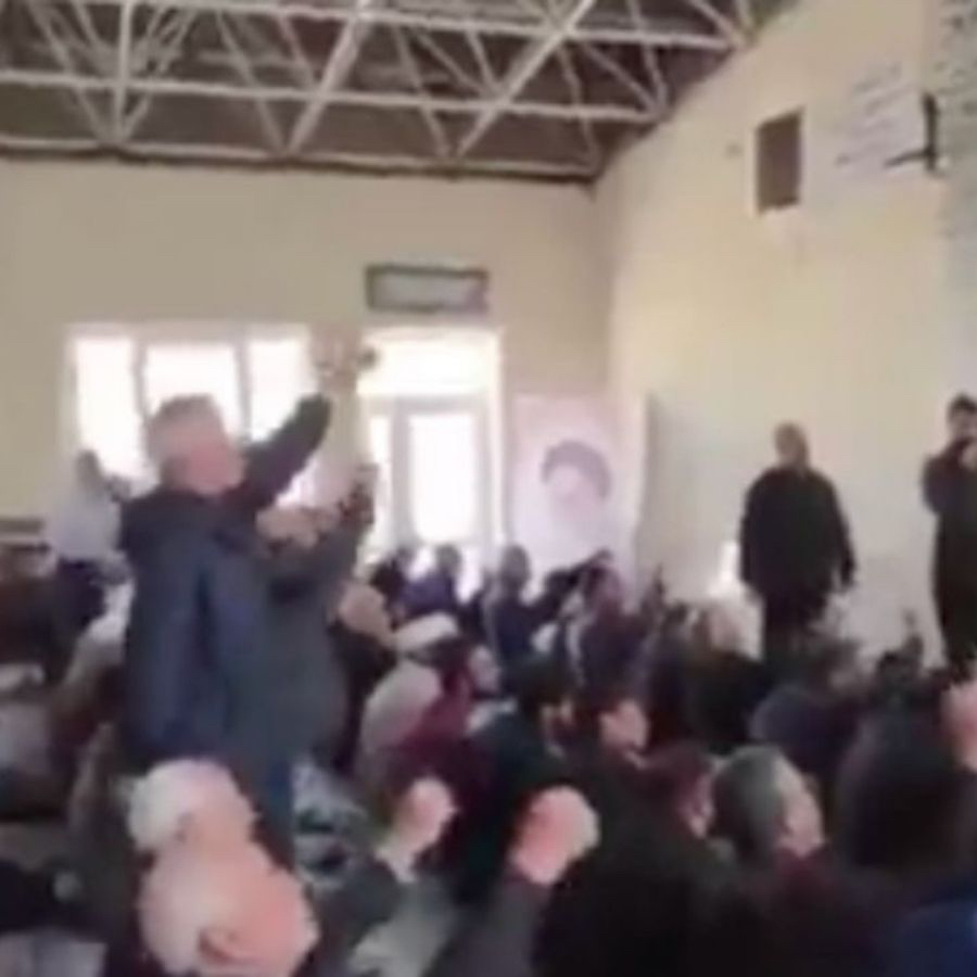 Tahran'da cuma namazında 'yaşasın Türkiye' sloganları atıldı