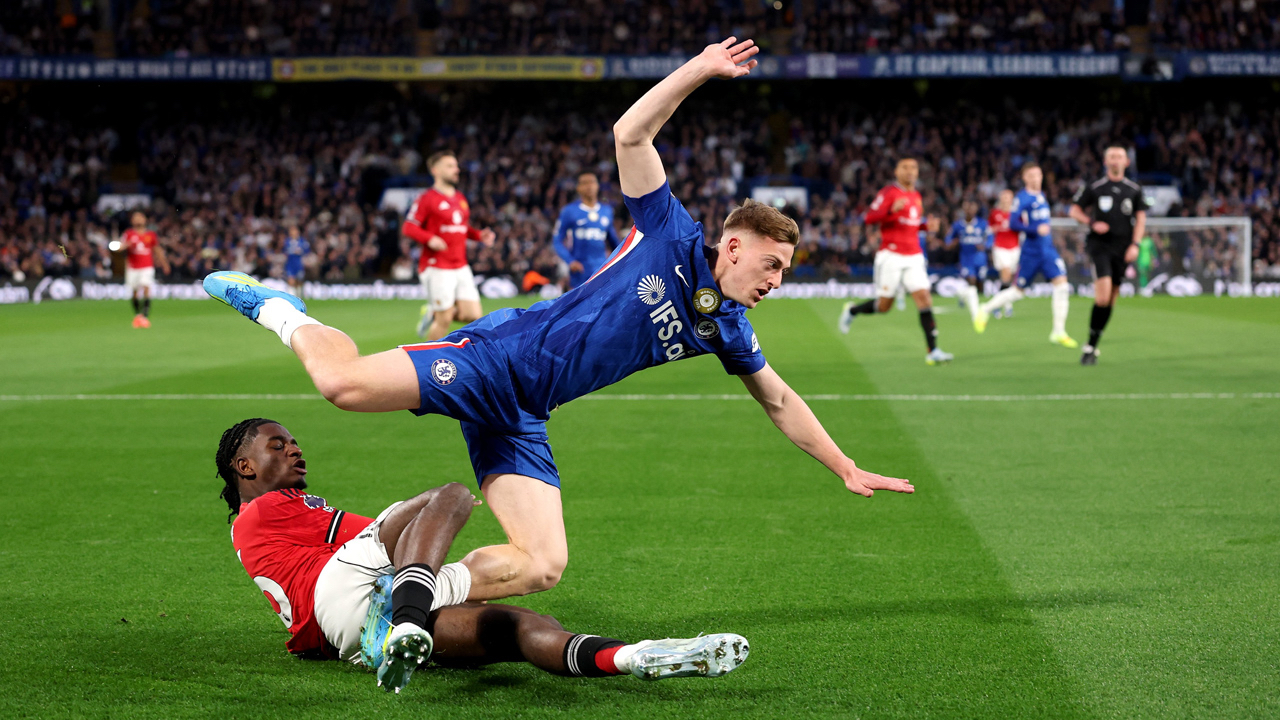 Chelsea'ye bir tekme de Manchester United'dan