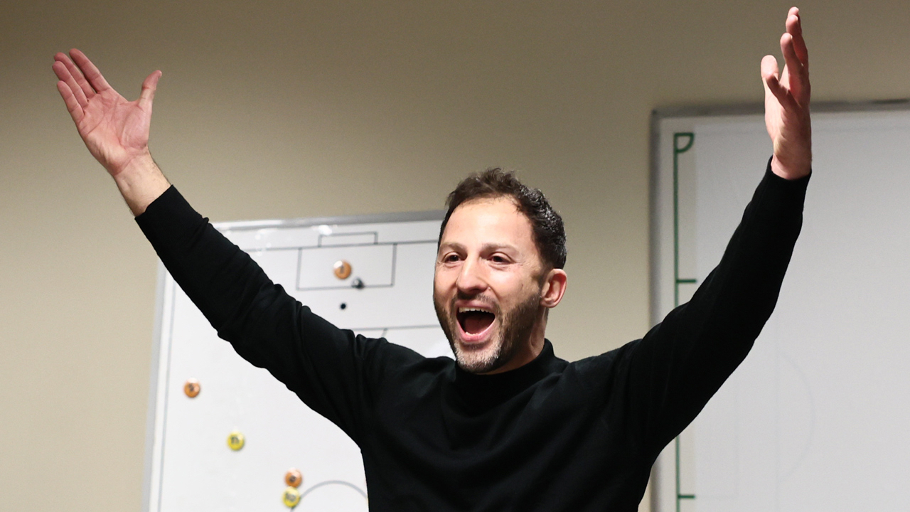 Herkes evli olan Domenico Tedesco'nun yasak aşkını konuşuyor! "Türk gazeteciyle ilişkisine göre Fenerbahçe'nin idman saatini belirliyormuş"