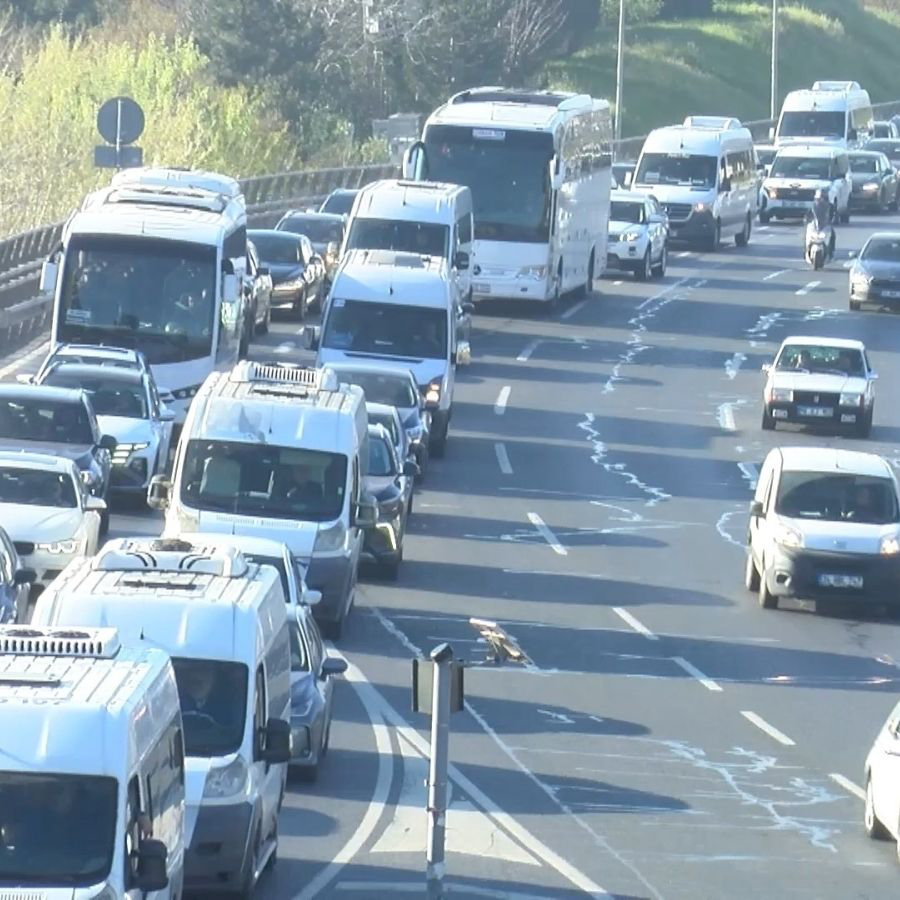 İstanbul'un trafik çilesi! Haftanın ilk gününde trafik kilitlendi: Yoğunluk %71...