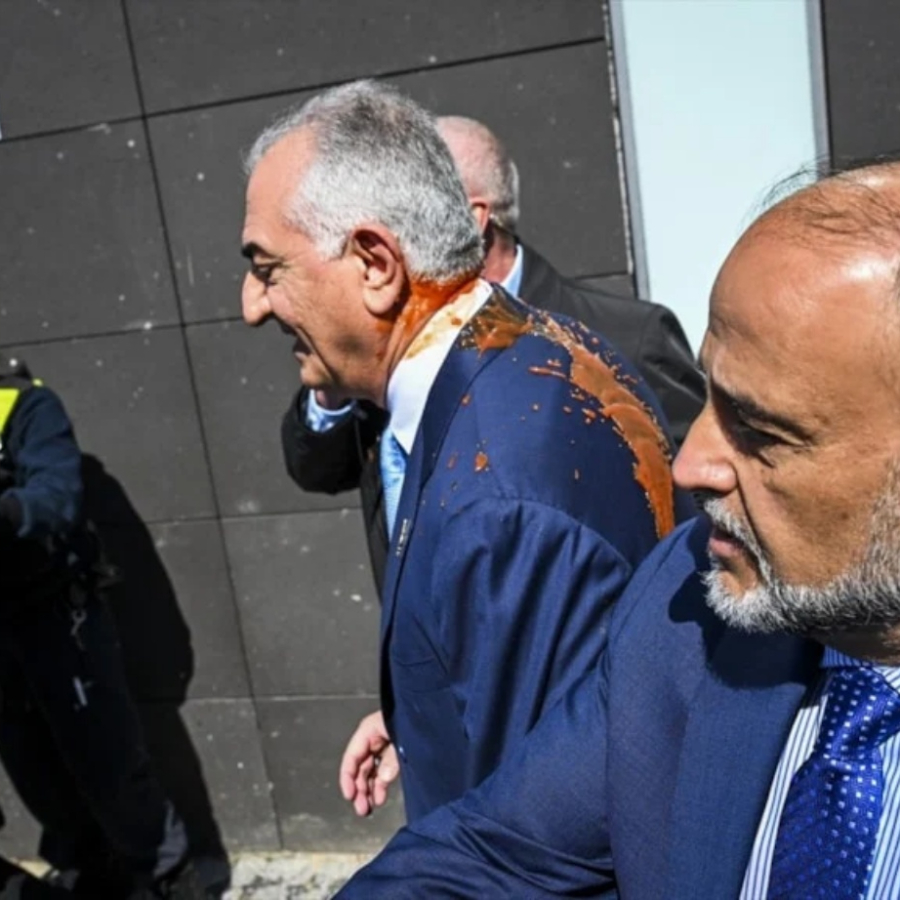 İran'ın devrik Şah'ının oğlu Pehlevi'ye Almanya'da şok protesto! Neye uğradığını şaşırdı...