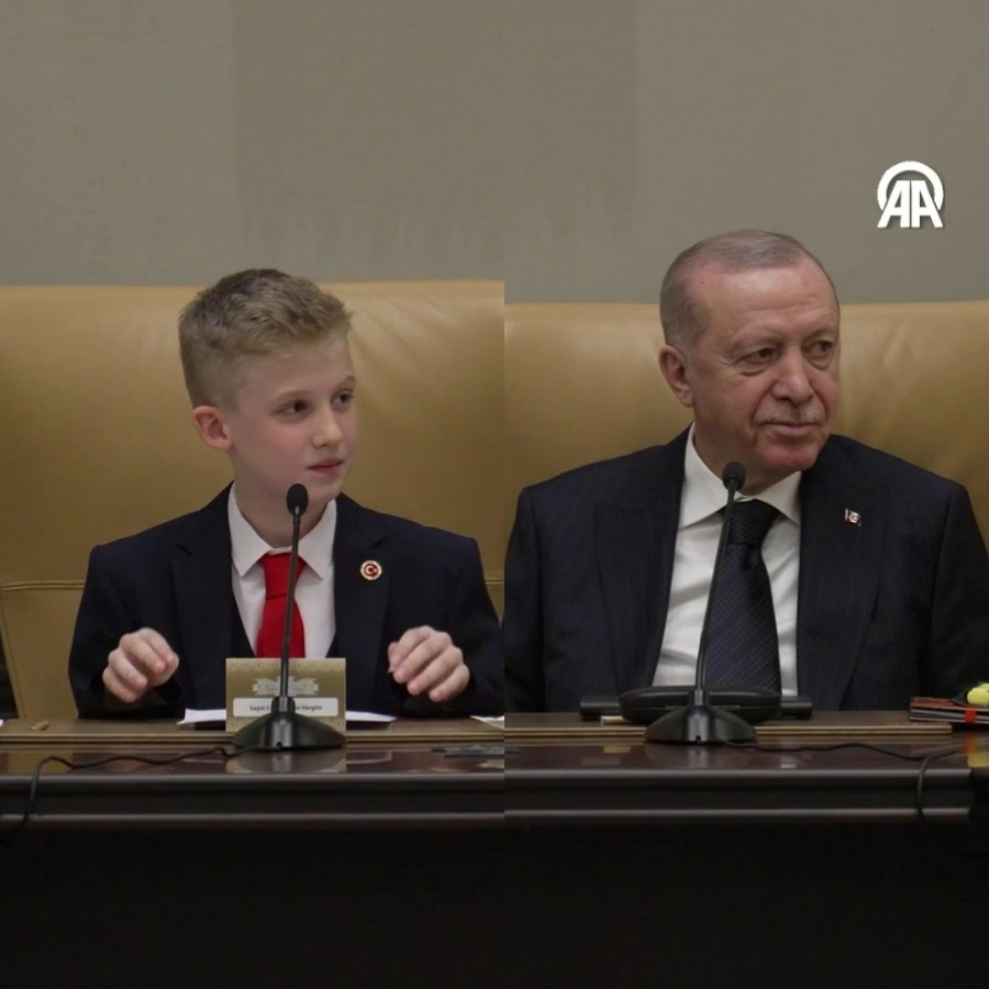Türkiye'nin yarınları Külliye'de... Cumhurbaşkanı Erdoğan koltuğunu çocuklara devretti
