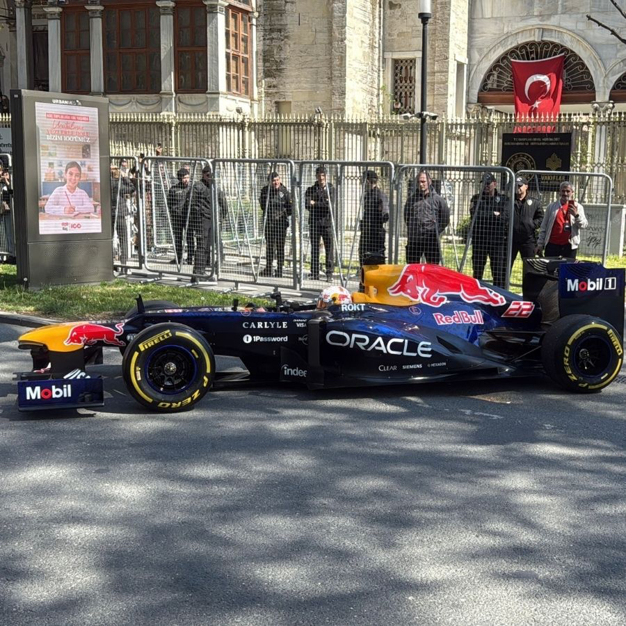 Formula 1 aracı İstanbul sokaklarında! Galataport'tan Dolmabahçe'ye ulaştı...