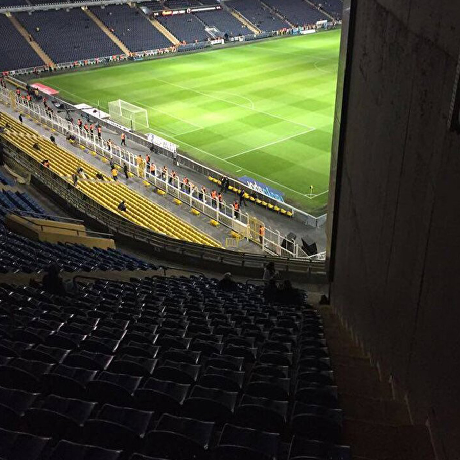 Fenerbahçe Stadı'ndaki sahanın yarısının görülmediği tribün