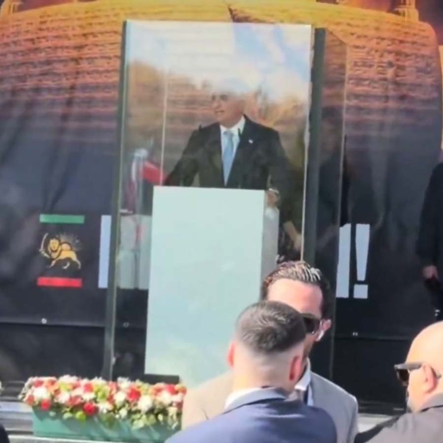 Cam fanus içinden halka seslendi: Devrik şahın oğlu Rıza Pehlevi'nin içler acısı hali!