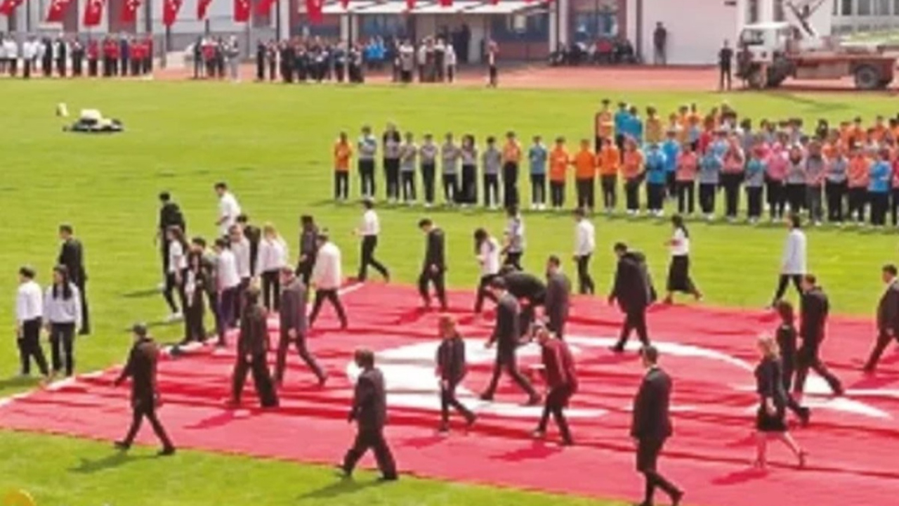 23 Nisan'da yere serilen Türk bayrağı görüntüsü olay oldu! Dronlu yanıt geldi: Gerçek görüntüler ortaya çıktı...
