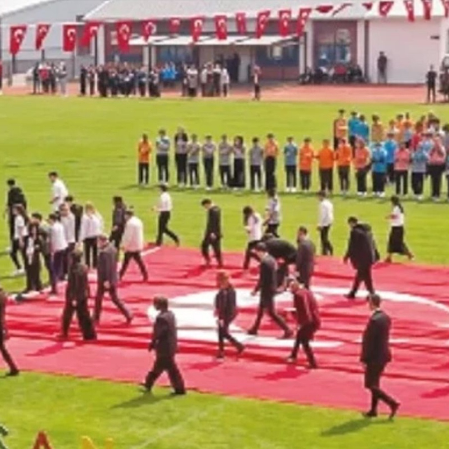 23 Nisan'da yere serilen Türk bayrağı görüntüsü olay oldu! Dronlu yanıt geldi: Gerçek görüntüler ortaya çıktı...