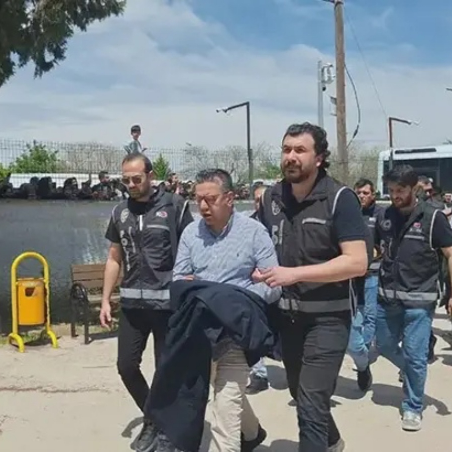 AK Partili eski Belediye Başkanı Şeref Albayrak adliyeye kelepçeyle getirildi!