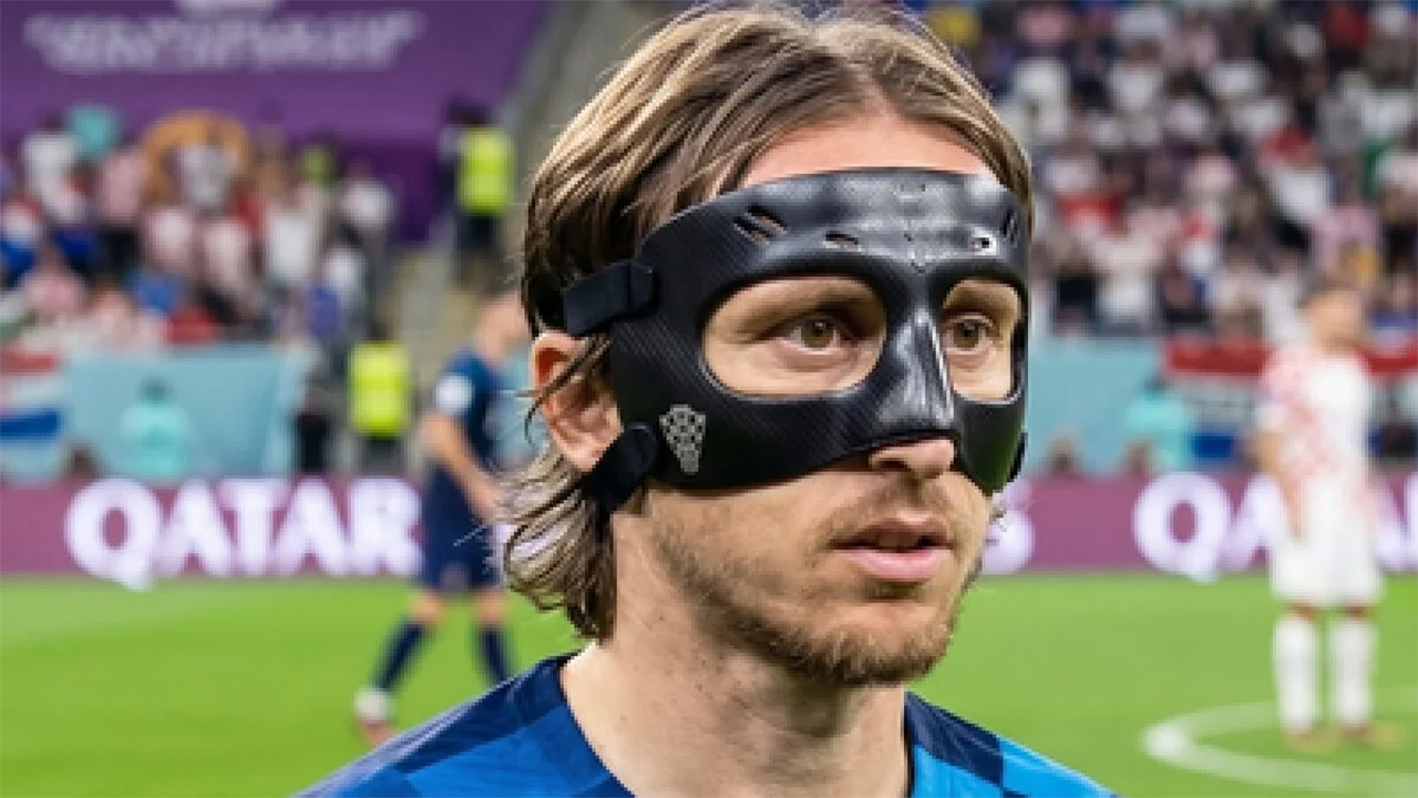 Elmacık kemiği kırılan Modric'e Dünya Kupası maskesi
