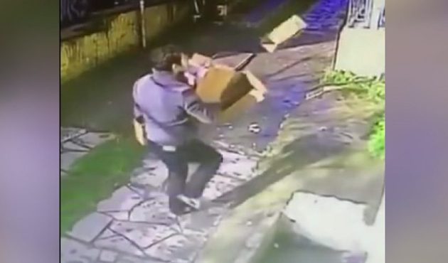 Balondan sonra şimdi de kutuyla şov yapan adam çıktı! / VİDEO