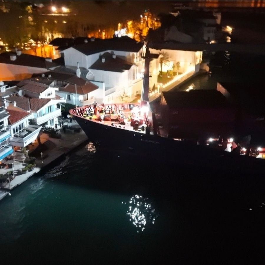 İstanbul Boğazı'nda gemi paniği! Yalılara metreler kala durdu...