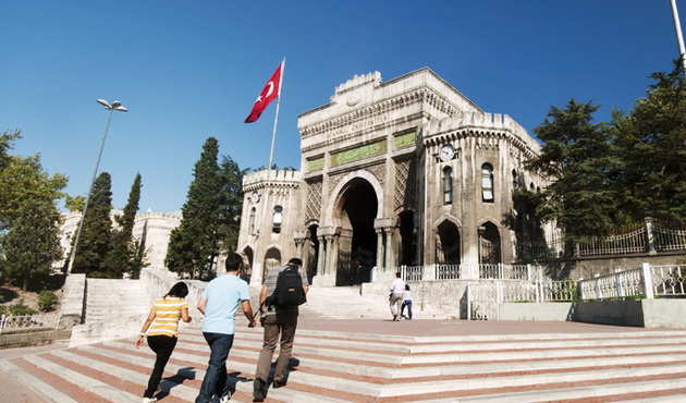 İstanbul Üniversitesi'nde ders skandalı! Maaş alıp ders vermemişler...
