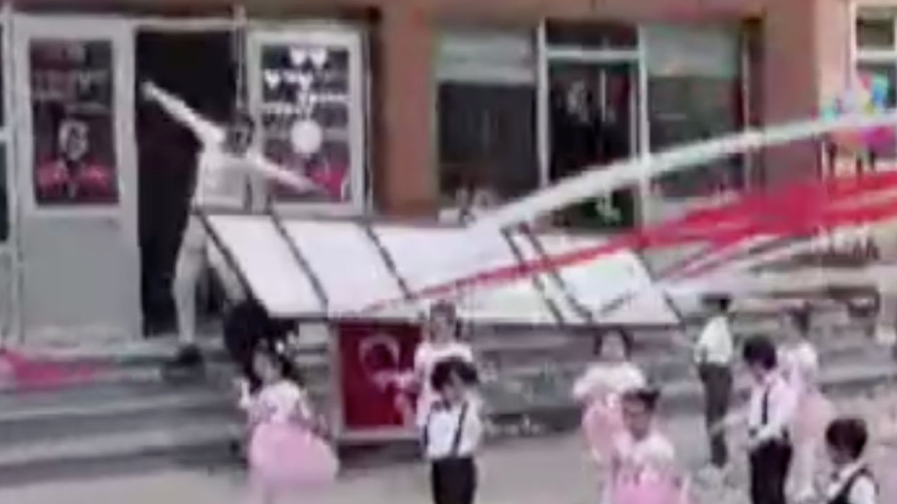 Gösteri sırasında panik anları! Öğretmenin kafasına tabela düştü...