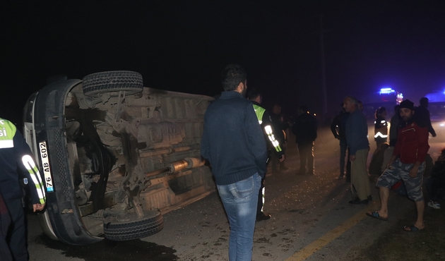 Iğdır'da kaçak göçmenleri taşıyan minibüs devrildi: 26 yaralı...