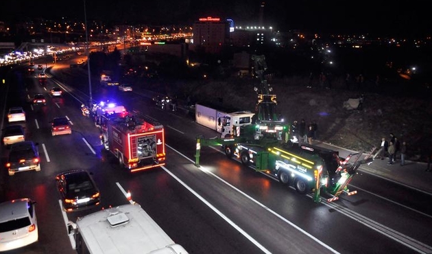İstanbul'da halk otobüsü devrildi: 6 yaralı...