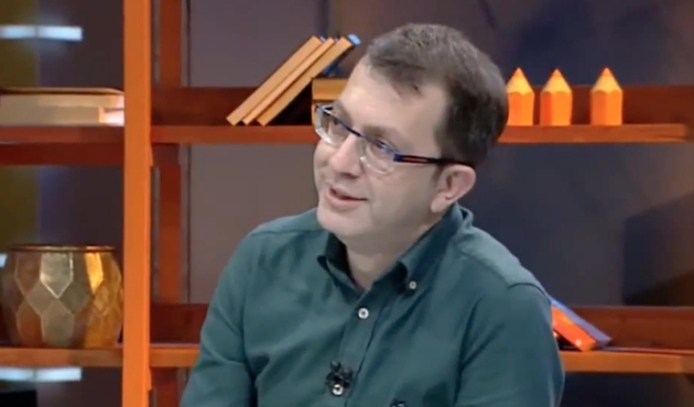 Güneş gazetesi yayın yönetmeni Turgay Güler "İzmir Marşı" okudu, Twitter'da "Trend topic" oldu! / VİDEO