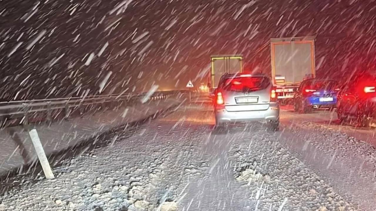 3 devlet yolu kar yağışı nedeniyle tır ve çekicilere kapatıldı