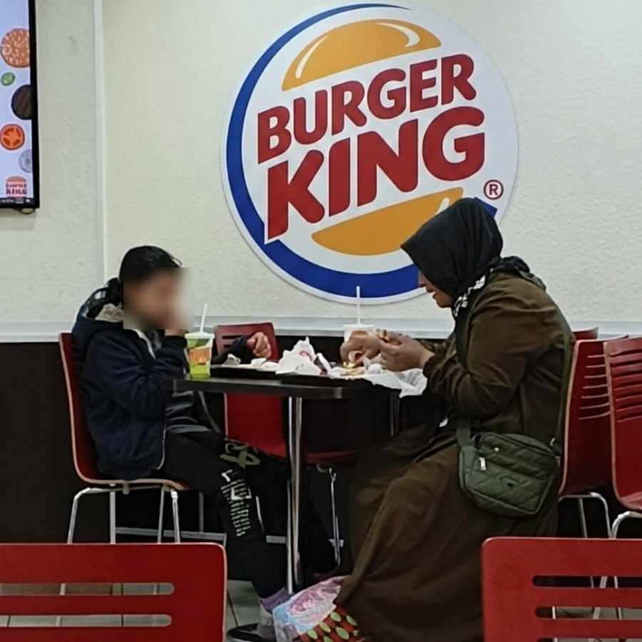 Bakanlık gereğini yaptı: Anne kızını içeri almayan Burger King'e ceza yağdı!