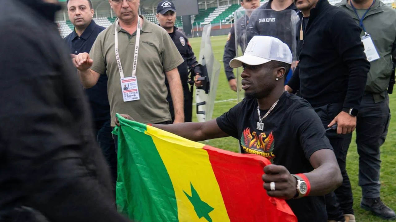 Mbaye Diagne'ye polis müdahalesi: Senegal bayrağını örgüt bayrağı sandılar