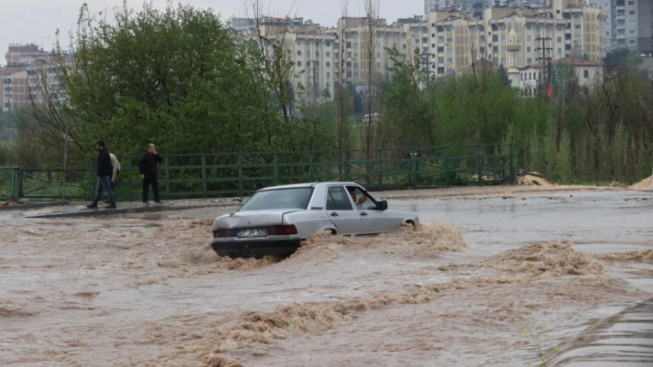 51 ilde etkili olan sağanak yağışın ağır bilançosu açıklandı: 2 ölü, 33 yaralı var!