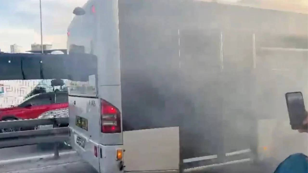 Son dakika... Metrobüste korkutan yangın, bir anda alev aldı: Seferler durduruldu