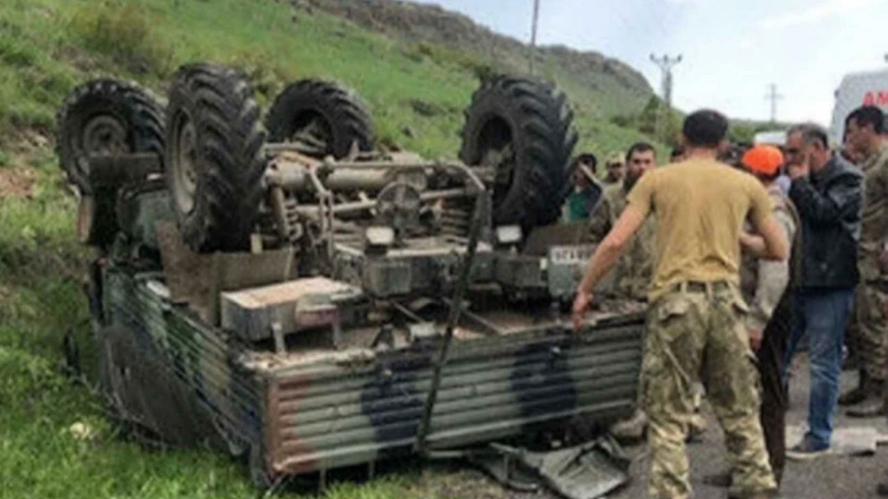 Ardahan’da askeri araç devrildi: 2 yaralı