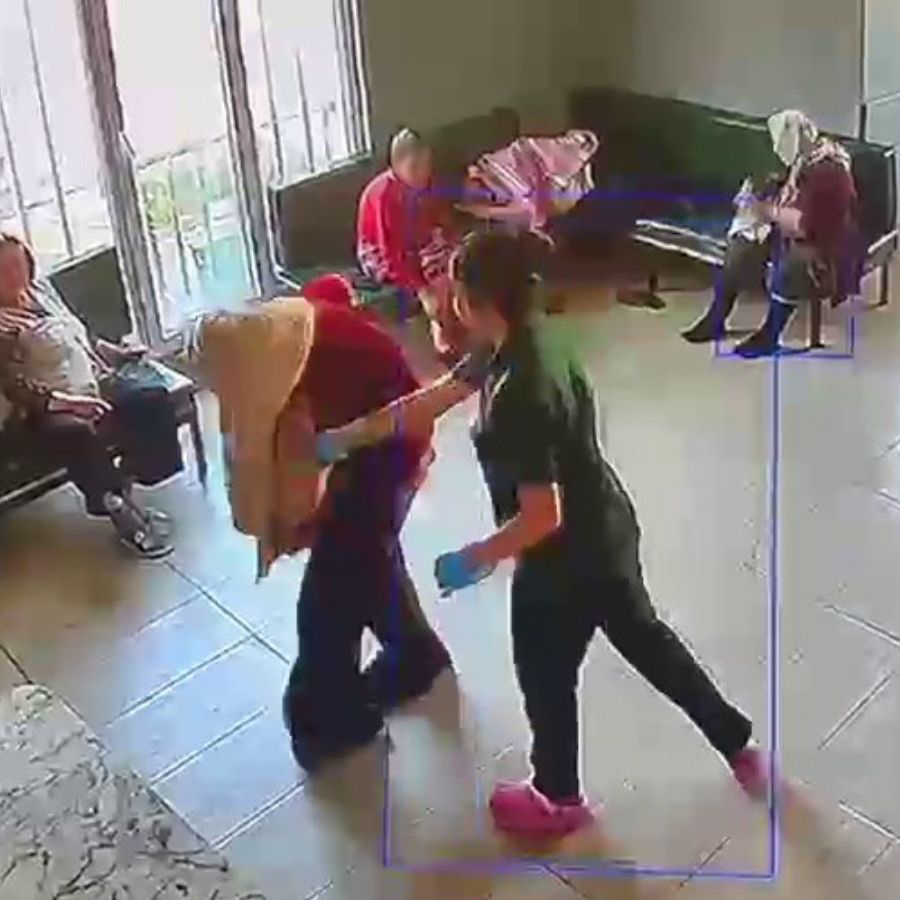 Yaşlı bakım merkezinde skandal! Hastaya şiddet ve tükürme kamerada