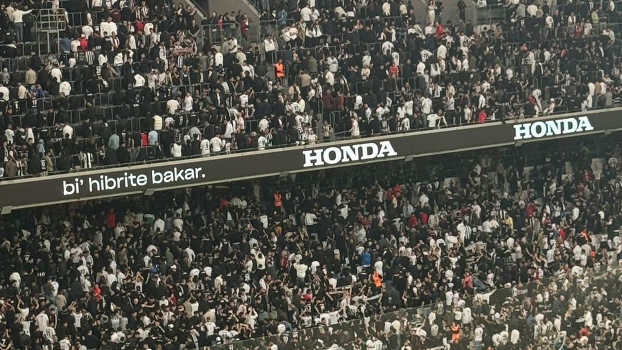 Beşiktaşlı taraftarlar sahaya sırtını döndü