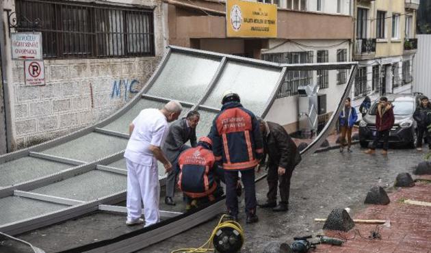 Beyoğlu'da facia kıl payı atlatıldı! Yüzlerce kiloluk çatı yola uçtu... / VİDEO