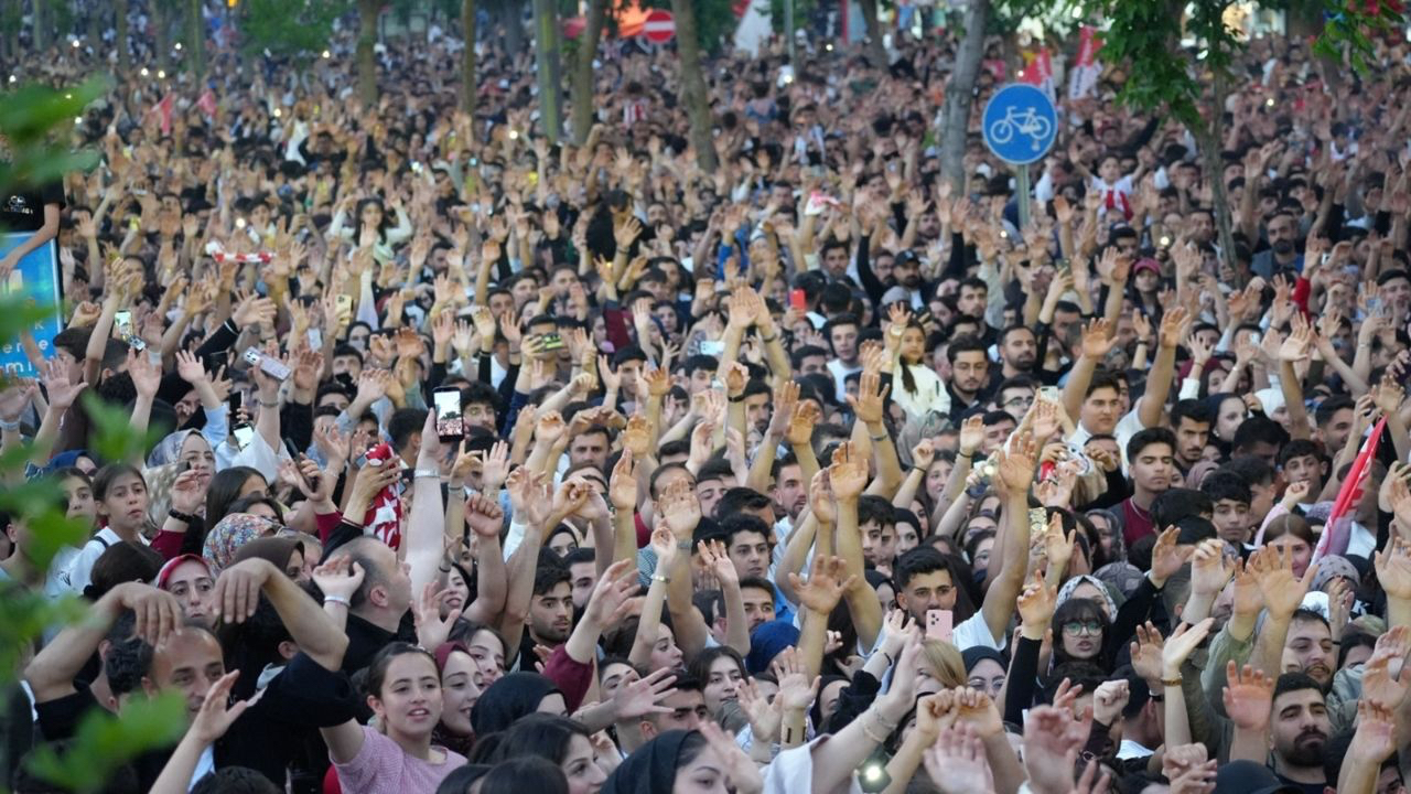 Batman Petrolspor’dan Trendyol 1. Lig’e özel kutlama! Kimler kimler yok ki? Sanatçılar, siyasiler, iş insanları... Büyük kutlamadan kareler!