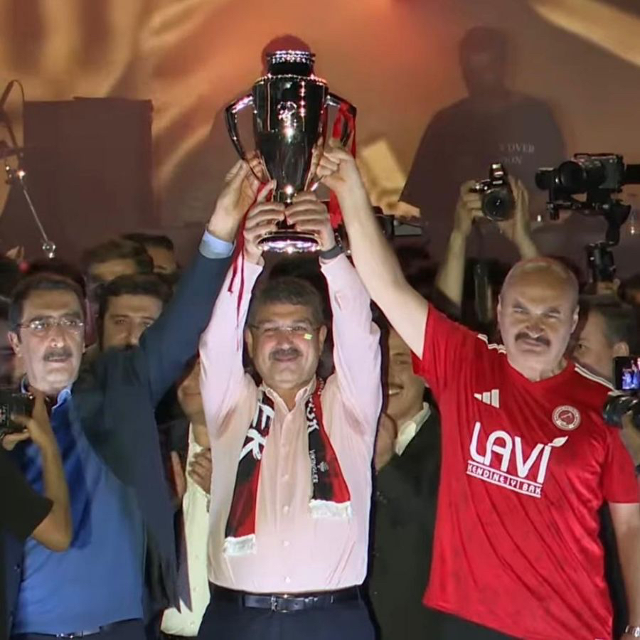 Batman Petrolspor’dan Trendyol 1. Lig’e özel kutlama! Kimler kimler yok ki? Sanatçılar, siyasiler, iş insanları... Büyük kutlamadan kareler!