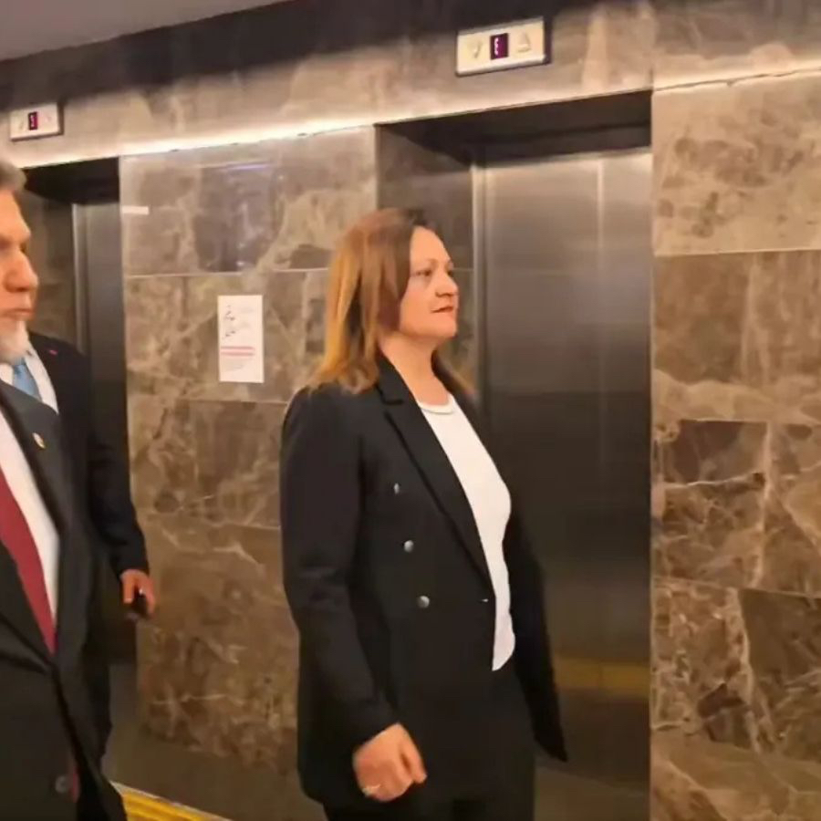 Afyonkarahisar Belediye Başkanı AK Parti'ye geçiyor! Burcu Köksal genel merkezde...