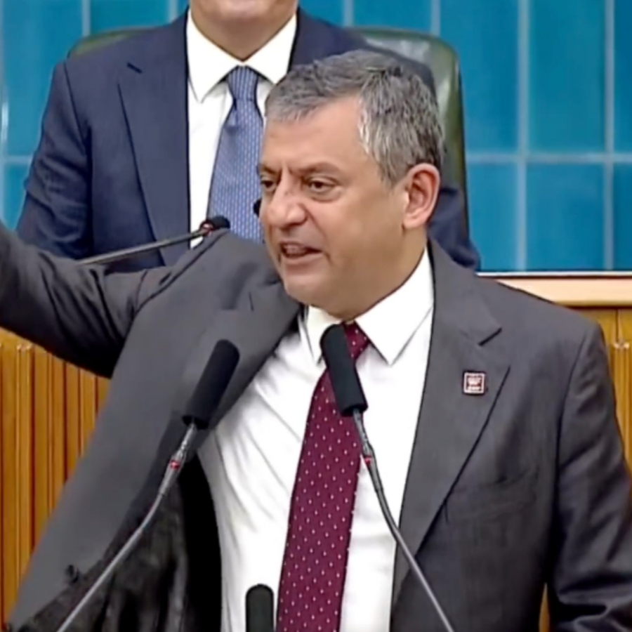 Özgür Özel'in Burcu Köksal hazımsızlığı! Kürsüyü yumrukladı: Bu tehditse daniskasını ediyorum lan!