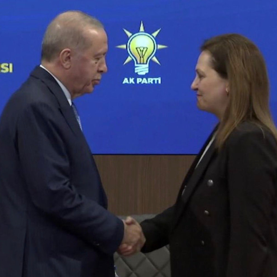 AK Parti'ye katılan Burcu Köksal'dan ilk sözler: Toplumun değer yargılarına saygı duyanlarla aynı yolda yürüyeceğim!