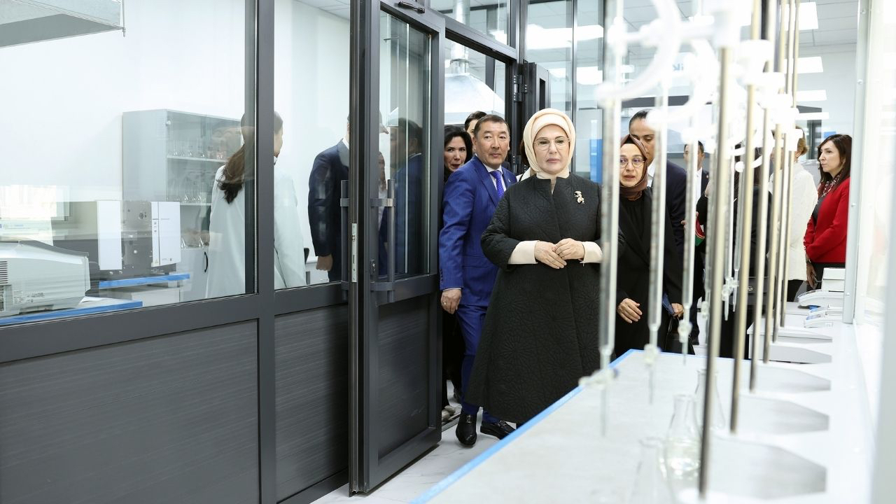 Emine Erdoğan, Kazakistan'da Sıfır Atık Eğitim Laboratuvarı'nın açılışını yaptı