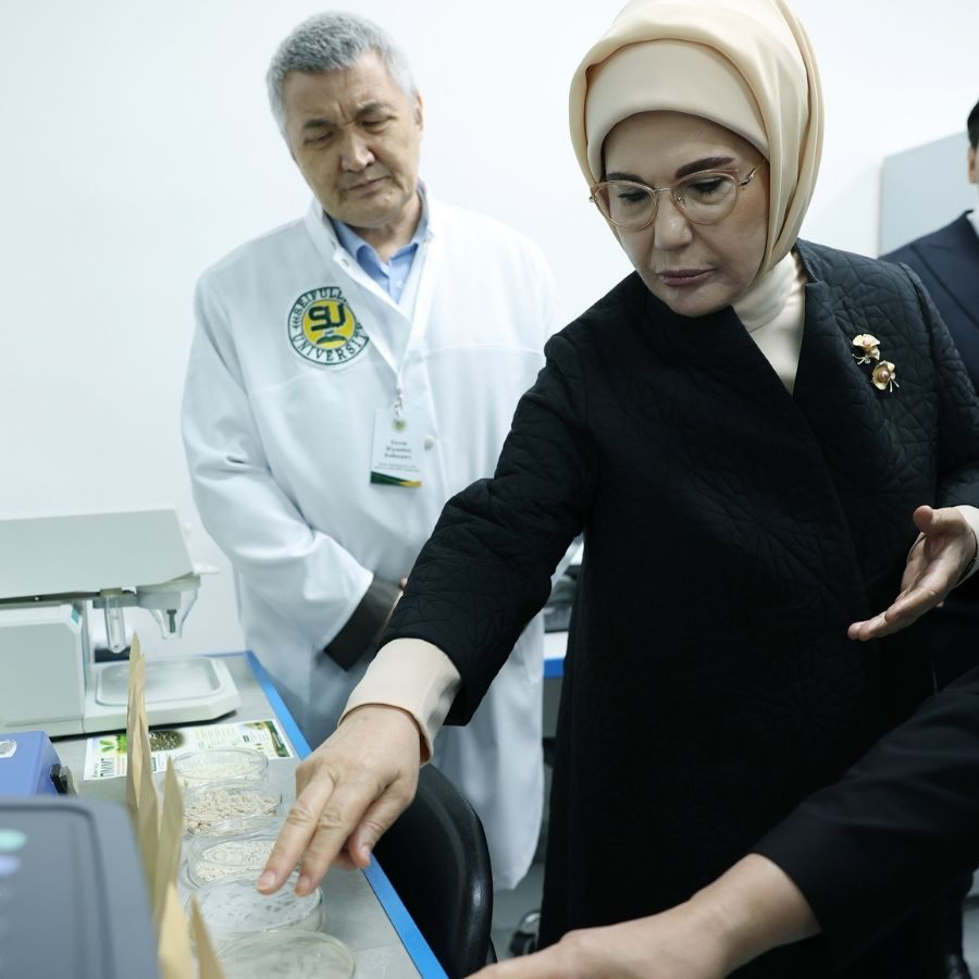 Emine Erdoğan, Kazakistan'da Sıfır Atık Eğitim Laboratuvarı'nın açılışını yaptı
