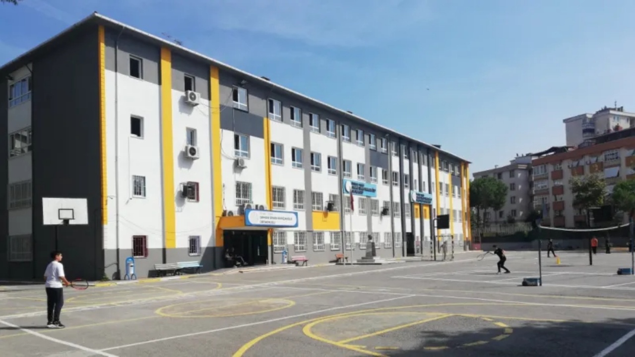 Pendik'teki bir okulda kitap listesi iddiası valiliği harekete geçirdi! Okul müdürü: İmzamı taklit ettiler!