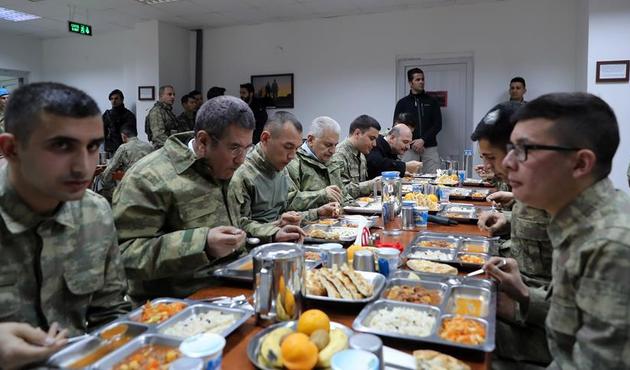 Başbakan Yıldırım, Dağlıca'da askerlerle yemek yedi! / VİDEO