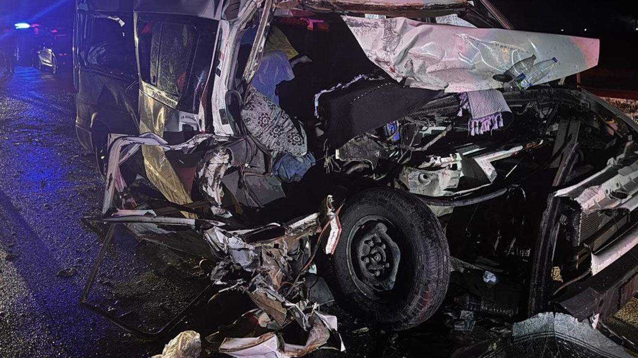 Feci kaza! Minibüs ile tır çarpıştı: 12 yaralı