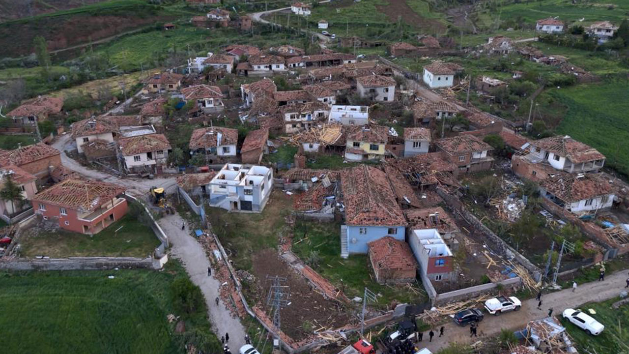 Çorum'da hortum: Evler hasar gördü, 5 kişi yaralandı