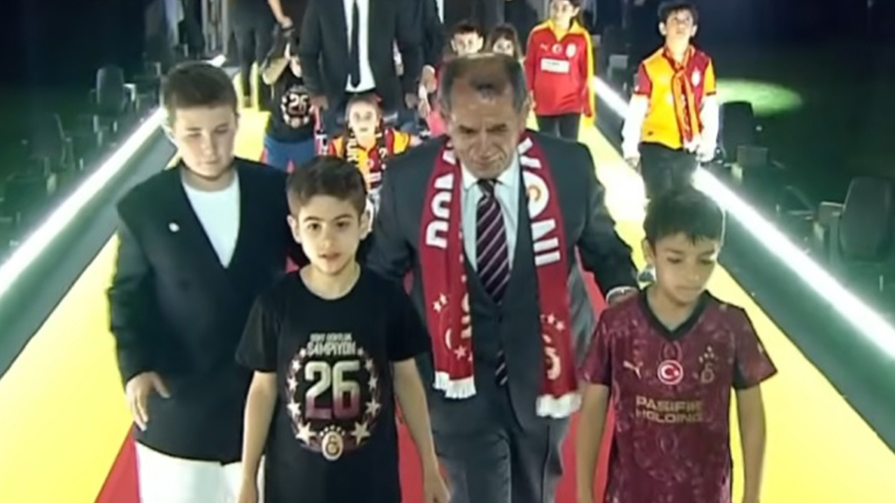 Dursun Özbek, Erden Timur'un oğluyla sahneye çıktı